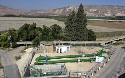 Une photo prise le 11 juillet 2021, montre un système de canalisations utilisé pour transférer de l'eau d'Israël vers la Jordanie par Mekorot, la compagnie nationale des eaux d'Israël, près du kibboutz Massada à la frontière avec la Jordanie (arrière-plan), au sud de la mer de Galilée ou du lac Tibériade, l'une des principales sources d'eau d'Israël. (Crédit : MENAHEM KAHANA / AFP)