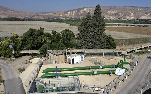 Une photo prise le 11 juillet 2021, montre un système de canalisations utilisé pour transférer de l'eau d'Israël vers la Jordanie par Mekorot, la compagnie nationale des eaux d'Israël, près du kibboutz Massada à la frontière avec la Jordanie (arrière-plan), au sud de la mer de Galilée ou du lac Tibériade, l'une des principales sources d'eau d'Israël. (Crédit : MENAHEM KAHANA / AFP) Une photo prise le 11 juillet 2021, montre un système de canalisations utilisé pour transférer de l'eau d'Israël vers la Jordanie par Mekorot, la compagnie nationale des eaux d'Israël, près du kibboutz Massada à la frontière avec la Jordanie (arrière-plan), au sud de la mer de Galilée ou du lac Tibériade, l'une des principales sources d'eau d'Israël. (Crédit : MENAHEM KAHANA / AFP)