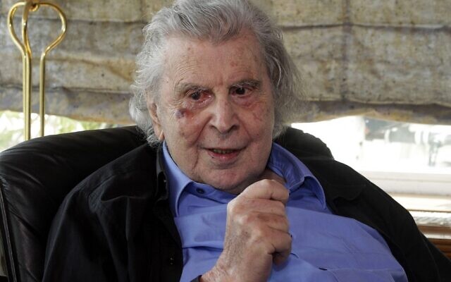 Dans cette photo d'archives prise le 24 février 2015, le compositeur grec et ancien homme politique, Mikis Theodorakis rencontre le Premier ministre grec au domicile du compositeur à Athènes. (Crédit : ORESTIS PANAGIOTOU / POOL / AFP) Dans cette photo d'archives prise le 24 février 2015, le compositeur grec et ancien homme politique, Mikis Theodorakis rencontre le Premier ministre grec au domicile du compositeur à Athènes. (Crédit : ORESTIS PANAGIOTOU / POOL / AFP)