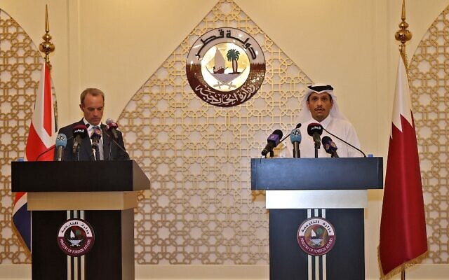 Le ministre britannique des Affaires étrangères Dominic Raab (à gauche) et son homologue qatari, le cheikh Mohammed bin Abdulrahman al-Thani, donnent une conférence de presse conjointe dans la capitale Doha, le 2 septembre 2021.(Crédit : KARIM JAAFAR / AFP) Le ministre britannique des Affaires étrangères Dominic Raab (à gauche) et son homologue qatari, le cheikh Mohammed bin Abdulrahman al-Thani, donnent une conférence de presse conjointe dans la capitale Doha, le 2 septembre 2021.(Crédit : KARIM JAAFAR / AFP)