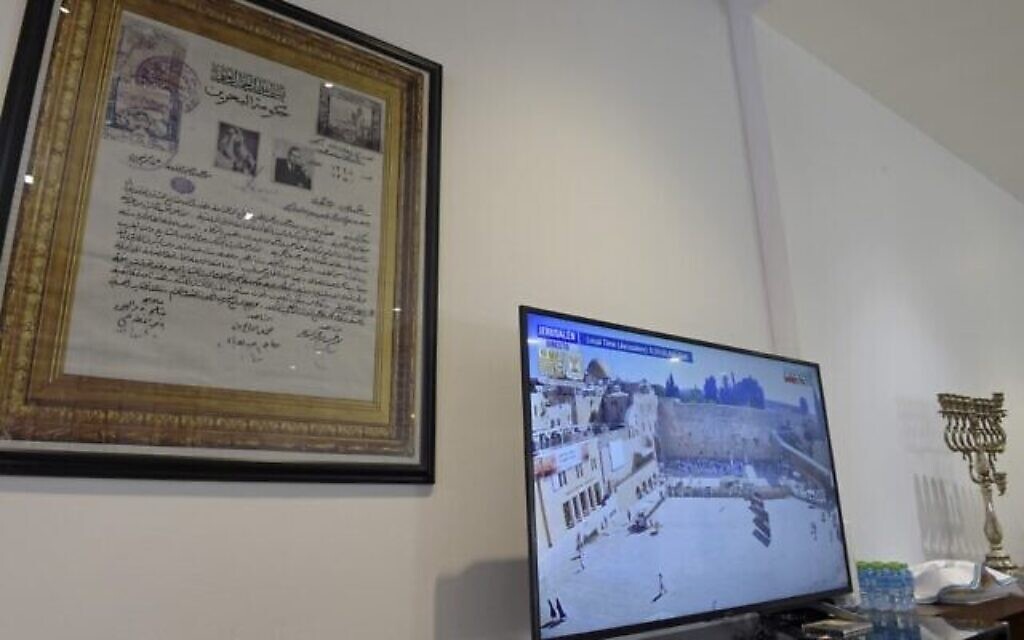 Une vue générale montre l'intérieur de la synagogue House of Ten Commandments, à Manama, la capitale de Bahreïn, le 4 septembre 2021. (Crédit : Mazen Mahdi / AFP)