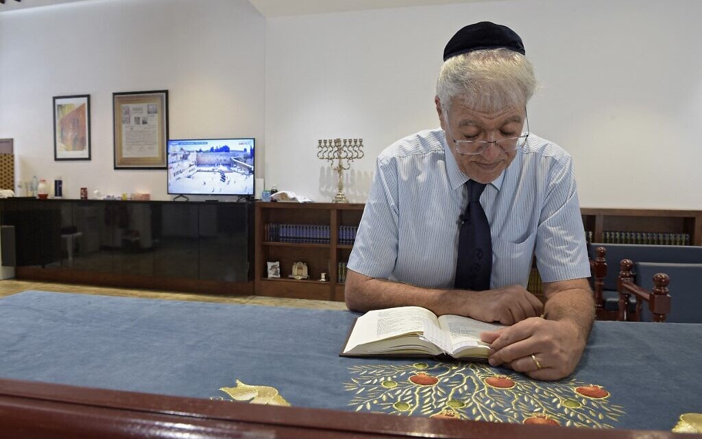 Ebrahim Nonoo, chef de la communauté juive de Bahreïn, prie pendant le sabbat à la synagogue House of Ten Commandments, à Manama, la capitale de Bahreïn, le 4 septembre 2021. (Crédit : Mazen Mahdi / AFP)