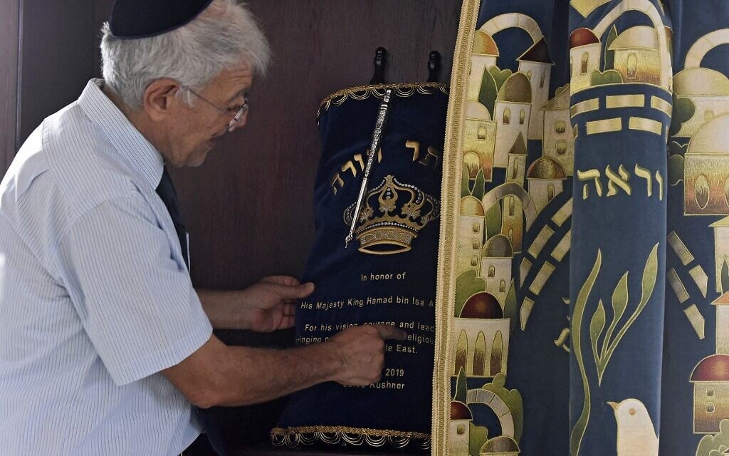 Ebrahim Nonoo, chef de la communauté juive de Bahreïn, montre des Rouleaux de la Torah à la synagogue House of Ten Commandments, à Manama, la capitale de Bahreïn, le 4 septembre 2021. (Crédit : Mazen Mahdi / AFP)
