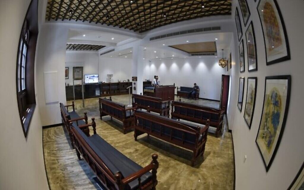 Une vue générale montre l'intérieur de la synagogue House of Ten Commandments, à Manama, la capitale de Bahreïn, le 4 septembre 2021. (Crédit : Mazen Mahdi / AFP)