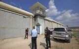 Les personnels de sécurité israéliens aux abords de la prison de Gilboa, dans le nord d'Israël, le 6 septembre 2021. (Crédit : Jalaa MAREY / AFP)