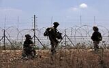 Les forces israéliennes patrouillent le long de la clôture de sécurité dans le village de Muqeibila, près de Jénine, dans le nord de la Cisjordanie, suite à l'évasion de six terroristes palestiniens d'une prison israélienne, le 6 septembre 2021. (Crédit :  Jalaa Marey/AFP)