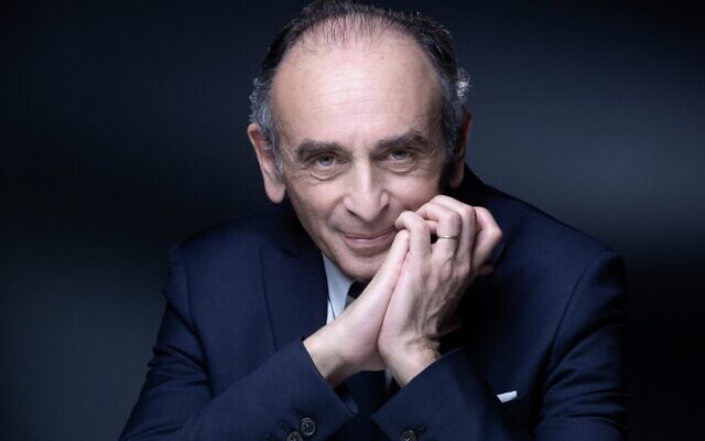 L'idéologue d'extrême droite français Eric Zemmour lors d'une séance photo à Paris, le 22 avril 2021. (Crédit : JOEL SAGET / AFP) L'idéologue d'extrême droite français Eric Zemmour lors d'une séance photo à Paris, le 22 avril 2021. (Crédit : JOEL SAGET / AFP)