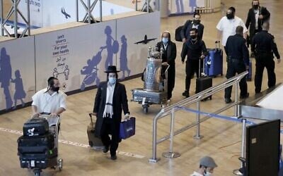 Illustration — Des hommes juifs ultra-orthodoxes portant un parchemin et des bagages arrivent à l'aéroport Ben Gourion le 9 septembre 2021, après avoir passé la fête de Rosh HaShana (Nouvel an juif) dans la ville ukrainienne centrale d'Ouman. (JACK GUEZ / AFP)