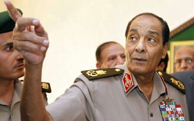 Le maréchal Mohammed Hussein Tantawi, chef du conseil militaire au pouvoir en Égypte, lors d'une visite avec le Premier ministre turc du ministère de la Défense du Caire., le 13 septembre 2011. (Crédit : AMR NABIL / POOL / AFP) Le maréchal Mohammed Hussein Tantawi, chef du conseil militaire au pouvoir en Égypte, lors d'une visite avec le Premier ministre turc du ministère de la Défense du Caire., le 13 septembre 2011. (Crédit : AMR NABIL / POOL / AFP)