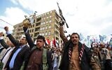 Des partisans yéménites du mouvement chiite terroriste des Houthis pro-Iran participent à une cérémonie commémorant le septième anniversaire de la prise de contrôle par les Houthis de la capitale Sanaa, le 21 septembre 2021 (Crédit : MOHAMMED HUWAIS / AFP)