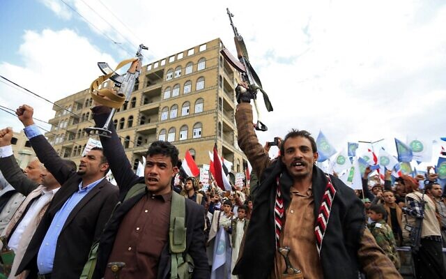 Des partisans yéménites du mouvement chiite terroriste des Houthis pro-Iran participent à une cérémonie commémorant le septième anniversaire de la prise de contrôle par les Houthis de la capitale Sanaa, le 21 septembre 2021 (Crédit : MOHAMMED HUWAIS / AFP) Des partisans yéménites du mouvement chiite terroriste des Houthis pro-Iran participent à une cérémonie commémorant le septième anniversaire de la prise de contrôle par les Houthis de la capitale Sanaa, le 21 septembre 2021 (Crédit : MOHAMMED HUWAIS / AFP)
