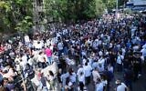 Des militants et des proches de victimes de l'explosion du port de Beyrouth manifestent le 29 septembre 2021 devant le palais de justice de la capitale libanaise pour protester contre la suspension de l'enquête sur l'explosion du port du 4 août 2020. (Crédit : Anwar AMRO / AFP)