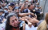 Des militants et des proches de victimes de l'explosion du port de Beyrouth manifestent le 29 septembre 2021 devant le palais de justice de la capitale libanaise pour protester contre la suspension de l'enquête sur l'explosion du port du 4 août 2020. (Crédit : Anwar AMRO / AFP)