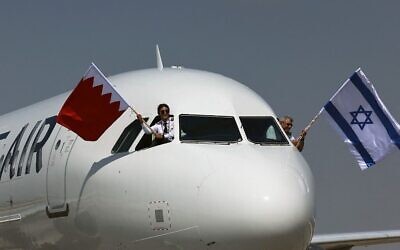 Un avion A320 de Gulf Air en provenance de Manama, la capitale de Bahreïn, arrivant à l'aéroport Ben Gurion, près de Tel Aviv, le 30 septembre 2021. (Crédit : Emmanuel Dunand/AFP)