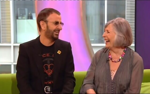 Sheila Bromberg, à droite, rit aux côtés de Ringo Starr dans une émission de la  BBC au mois de mai  2011. (Capture d'écran : YouTube/Screenshot)