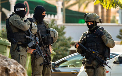 Des membres du service des opérations spéciales de la police aux frontières dans le village de Nau'ra alors qu'elles recherchent les six fugitifs palestiniens qui se sont évadés d'une prison de haute sécurité dans le nord d'Israël, le 7 septembre 2021. (Crédit : Flash90)