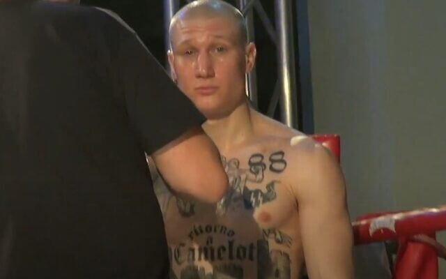 Le boxeur italien Michele Broili avec des tatouages néo-nazis lors d'un combat en 2018. (Capture d'écran vidéo) Le boxeur italien Michele Broili avec des tatouages néo-nazis lors d'un combat en 2018. (Capture d'écran vidéo)