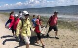 Sur cette photo non datée, des bénévoles participent à un nettoyage de plage organisé par le centre communautaire juif de Key Largo, en Floride, à l'occasion du Reverse Tashlich.  (Autorisation)