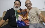 Malek Hassuna (à gauche) montre une photo de son défunt fils Mussa (au centre), abattu le 10 mai, alors qu'il est avec Effi Yehoshua à Lod, le 18 août 2021. (Crédit : AHMAD GHARABLI / AFP)