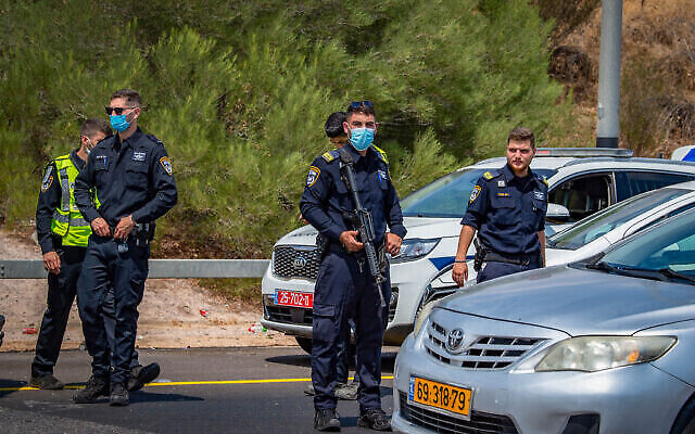 La police israélienne à un checkpoint temporaire dans la région de Gilboa, alors qu'elle recherche les six fugitifs palestiniens qui se sont évadés d'une prison de haute sécurité dans le nord d'Israël, le 7 septembre 2021. (Crédit : Nati Shohat/Flash90) La police israélienne à un checkpoint temporaire dans la région de Gilboa, alors qu'elle recherche les six fugitifs palestiniens qui se sont évadés d'une prison de haute sécurité dans le nord d'Israël, le 7 septembre 2021. (Crédit : Nati Shohat/Flash90)