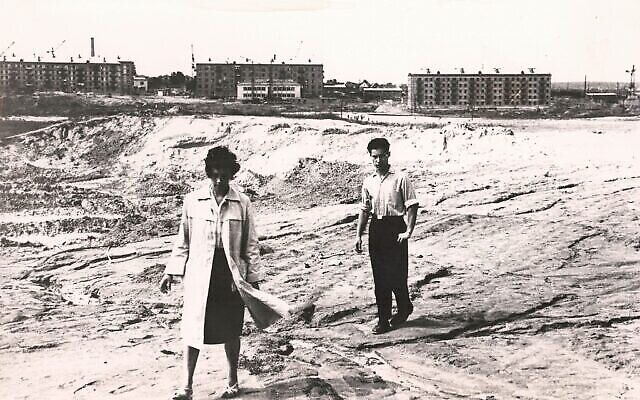 Les premiers efforts pour localiser et identifier les restes à Babi Yar en 1966. (Crédit : Joseph Schneider via la Bibliothèque nationale d'Israël) Les premiers efforts pour localiser et identifier les restes à Babi Yar en 1966. (Crédit : Joseph Schneider via la Bibliothèque nationale d'Israël)