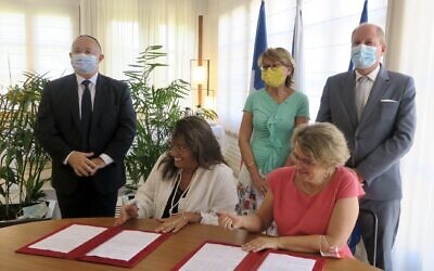 Signature de la nouvelle convention entre le Consulat général de France à Tel Aviv et le FSJUI pour la lutte contre les violences conjugales, le 2 septembre à la Résidence de France, à Tel Aviv. (Crédit : Ambassade de France en Israël)