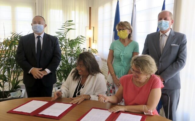Signature de la nouvelle convention entre le Consulat général de France à Tel Aviv et le FSJUI pour la lutte contre les violences conjugales, le 2 septembre à la Résidence de France, à Tel Aviv. (Crédit : Ambassade de France en Israël) Signature de la nouvelle convention entre le Consulat général de France à Tel Aviv et le FSJUI pour la lutte contre les violences conjugales, le 2 septembre à la Résidence de France, à Tel Aviv. (Crédit : Ambassade de France en Israël)