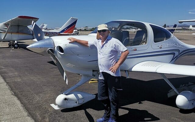 Haim Geron à côté d'un avion léger. (Crédit : Facebook)
