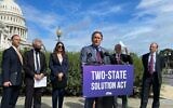 Le représentant Andy Levin s'exprime lors d'une conférence de presse présentant sa "Loi sur la solution à deux États" au Capitole, le 23 septembre 2021. Il est entouré, de gauche à droite, de : Hadar Susskind, président et PDG d'Americans for Peace Now ; le représentant Alan Lowenthal ; la représentante Sara Jacobs ; le représentant Peter Welch ; et le président de J Street Jeremy Ben-Ami. (Crédit : Ron Kampeas/JTA)