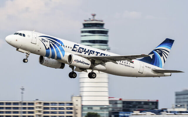 Un Airbus A320 d'EgyptAir décolle de l'aéroport international de Vienne, le 21 août 2015. (Crédit : AP Photo/Thomas Ranner)