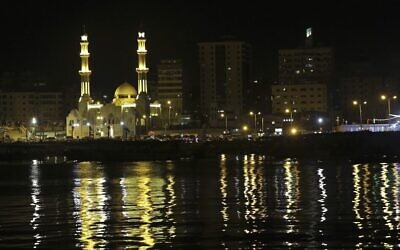 Une vue de la mosquée Al-Hassayna de Gaza City, la nuit, le 22 juin 2017.  (Crédit : AP Photo/Adel Hana)
