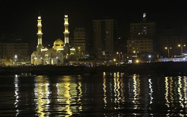 Une vue de la mosquée Al-Hassayna de Gaza City, la nuit, le 22 juin 2017. (Crédit : AP Photo/Adel Hana) Une vue de la mosquée Al-Hassayna de Gaza City, la nuit, le 22 juin 2017. (Crédit : AP Photo/Adel Hana)