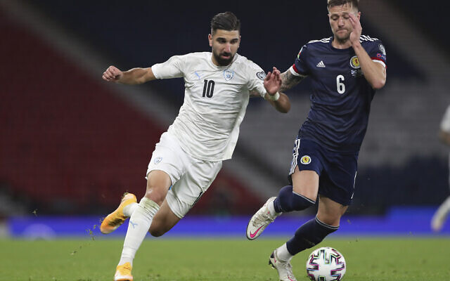 Munas Dabour, à gauche, et l'écossais Liam Cooper pendant un match de barrage de l'Euro 2020 entre l'Écosse et Israël au stade Hampden de Glasgow, en Écosse, le 8 octobre 2020. (Crédit : AP Photo/Scott Heppell) Munas Dabour, à gauche, et l'écossais Liam Cooper pendant un match de barrage de l'Euro 2020 entre l'Écosse et Israël au stade Hampden de Glasgow, en Écosse, le 8 octobre 2020. (Crédit : AP Photo/Scott Heppell)