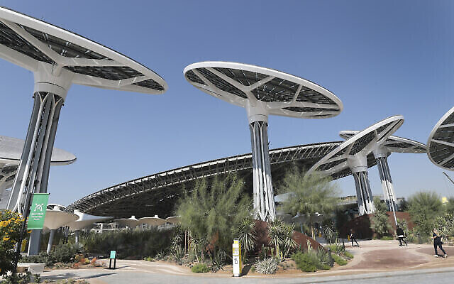 Les journalistes viennent visiter Terra, le pavillon du développement durable, lors d'une visite du sud de la Dubaï World Expo site à Dubaï, aux Émirats arabes unis, le 16 janvier 2021. (Crédit : AP/Kamran Jebreili) Les journalistes viennent visiter Terra, le pavillon du développement durable, lors d'une visite du sud de la Dubaï World Expo site à Dubaï, aux Émirats arabes unis, le 16 janvier 2021. (Crédit : AP/Kamran Jebreili)