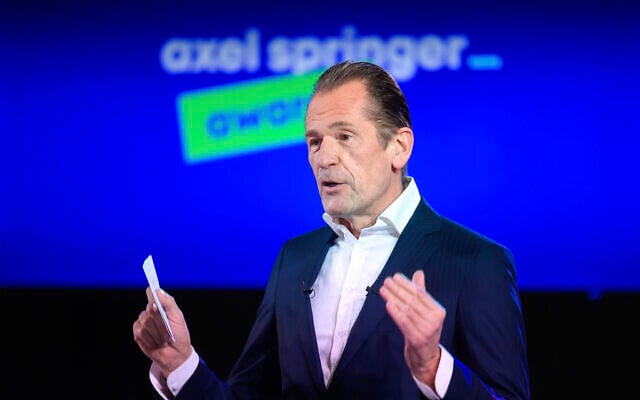 Mathias Doepfner, PDG d'Axel Springer SE, lors de l'ouverture de la cérémonie de remise du prix Axel Springer diffusée sur Internet, le 18 mars 2021. (Crédit : Bernd von Jutrczenka/dpa via AP, Pool) Mathias Doepfner, PDG d'Axel Springer SE, lors de l'ouverture de la cérémonie de remise du prix Axel Springer diffusée sur Internet, le 18 mars 2021. (Crédit : Bernd von Jutrczenka/dpa via AP, Pool)