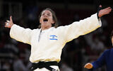 L'Israélienne Timna Nelson Levy après sa  victoire décisive lors d'un combat contre la Russie pendant les Jeux olympiques de Tokyo 2020, une victoire grâce à laquelle elle rapporte une médaille de Bronze à son équipe dans l'épreuve mixte de judo, le 31 juillet 2021. (Crédit : Franck Fife/AFP)