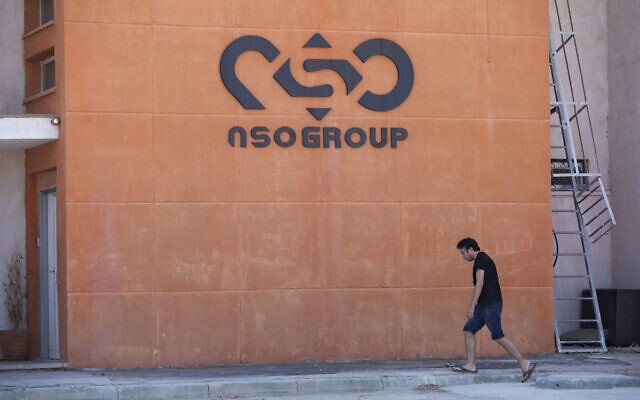 Un logo orne un mur sur une succursale de la société israélienne NSO Group, près de la ville de Sapir, dans le sud d'Israël, le 24 août 2021. (Crédit : AP/Sebastian Scheiner) Un logo orne un mur sur une succursale de la société israélienne NSO Group, près de la ville de Sapir, dans le sud d'Israël, le 24 août 2021. (Crédit : AP/Sebastian Scheiner)