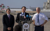 Le sénateur démocrate Chris Murphy (Connecticut), au centre, le sénateur démocrate Chris Van Hollen (Maryland), à droite et le sénateur démocrate  Richard Blumenthal (Connecticut) à gauche lors d'une conférence de presse sur la base militaire de l'aéroport de Beyrouth, au Liban, le 1er septembre 2021. (Crédit : AP Photo/ Hassan Ammar)