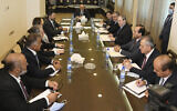 Sur cette photo publiée par l'agence de presse officielle syrienne SANA, le ministre syrien des Affaires étrangères Faisal Mokdad, troisième à droite, rencontre le ministre libanais de l'Énergie Raymond Ghajar, à gauche, la ministre intérimaire de la Défense et ministre des Affaires étrangères par intérim Zeina Akar, deuxième à gauche, le ministre libanais des Finances Ghazi Wazni, troisième à droite, et le principal négociateur et chef de la sécurité du Liban, Abbas Ibrahim, à Damas, en Syrie, le samedi 4 septembre 2021. (Crédit : SANA via AP)