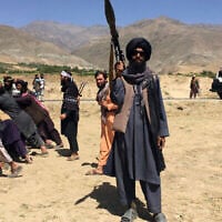 Des soldats talibans montant la garde dans la province du Panjshir, au nord-est de l'Afghanistan, le 8 septembre 2021. (Crédit : Mohammad Asif Khan/AP Photo)
