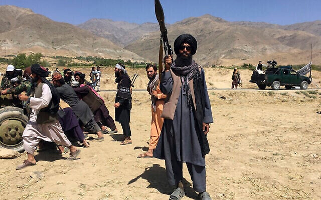 Des soldats talibans montant la garde dans la province du Panjshir, au nord-est de l'Afghanistan, le 8 septembre 2021. (Crédit : Mohammad Asif Khan/AP Photo)