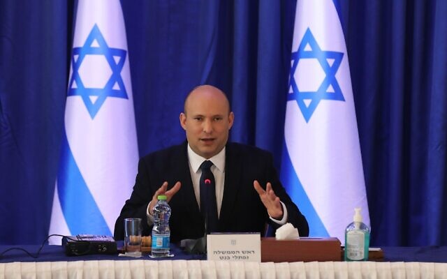Le Premier ministre Naftali Bennett lors d'une réunion du cabinet au ministère des affaires étrangères de Jérusalem, le 11 septembre 2021. (Crédit : Abir Sultan/Pool Photo via AP) Le Premier ministre Naftali Bennett lors d'une réunion du cabinet au ministère des affaires étrangères de Jérusalem, le 11 septembre 2021. (Crédit : Abir Sultan/Pool Photo via AP)