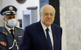 Le Premier ministre libanais Najib Mikati arrive à une réunion du cabinet au palais présidentiel de Baabda, à l'Est de Beyrouth, le 13 septembre 2021. (Crédit :  AP Photo/Bilal Hussein)