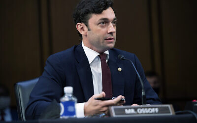 Le sénateur démocrate  Jon Ossoff, pendant une audience judiciaire au Capitole, à Washington, le 15 septembre 2021. (Crédit : Saul Loeb/AP)