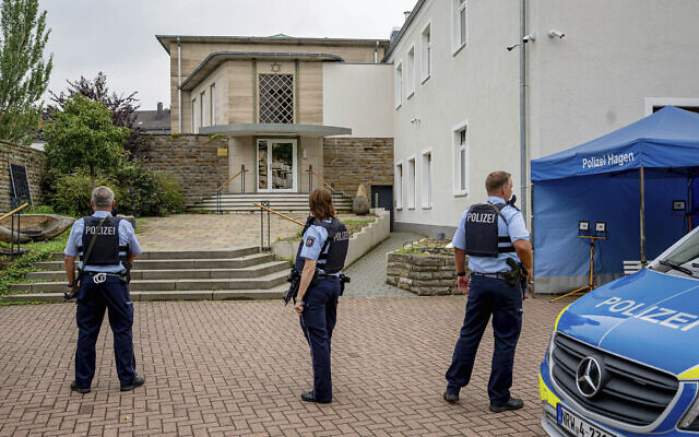 Des policiers montent la garde devant l'entrée du bâtiment de la communauté juive à Hagen, en Allemagne, le jeudi 16 septembre 2021. (Crédit : Henning Kaiser/dpa via AP) Des policiers montent la garde devant l'entrée du bâtiment de la communauté juive à Hagen, en Allemagne, le jeudi 16 septembre 2021. (Crédit : Henning Kaiser/dpa via AP)
