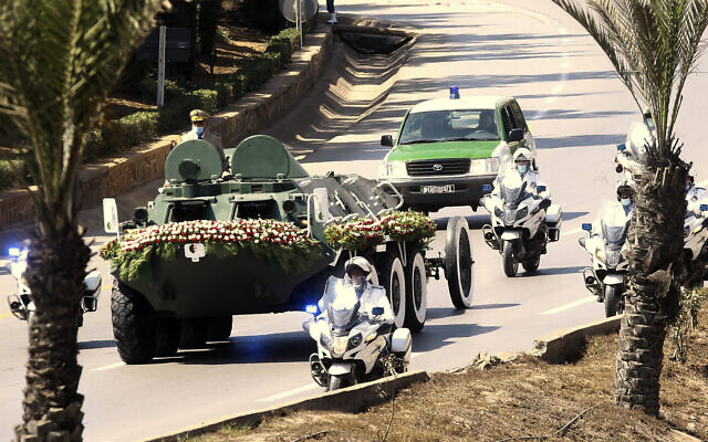 Le convoi transportant le cercueil de l'ancien président algérien Abdelaziz Bouteflika se rend au cimetière d'El Alia à Alger, dimanche 19 septembre 2021. (Crédit : AP Photo/Fateh Guidoum) Le convoi transportant le cercueil de l'ancien président algérien Abdelaziz Bouteflika se rend au cimetière d'El Alia à Alger, dimanche 19 septembre 2021. (Crédit : AP Photo/Fateh Guidoum)
