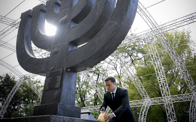 Le président ukrainien Volodymyr Zelensky lors d'une cérémonie au monument en mémoire des victimes juives des massacres nazis à Kiev, capitale du pays, le 29 septembre 2021. (Crédit :  Bureau de la présidence ukrainienne via AP)