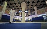 Un trader à la bourse de Dubaï, aux Émirats arabes unis, le 12 mars 2020. (Crédit : AP Photo/Kamran Jebreili)