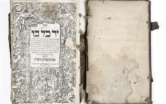 Un livre retrouvé à Dambach-la-Ville en 2012. (Crédit : Musées de Strasbourg/Mathieu Bertola)