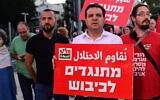 Le leader de la Liste arabe unie Ayman Odeh porte une pancarte sur laquelle on peut lire "Contre l'occupation" lors d'une manifestation à Tel Aviv, le 15 mai 2021. (Crédit : Tomer Neuberg/Flash90)